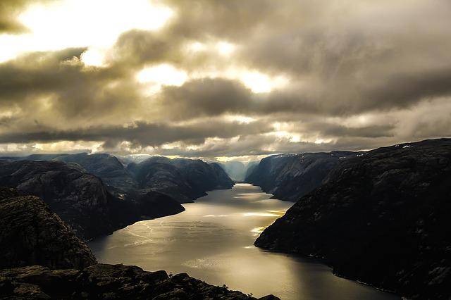 La randonnée dans les fjords norvégiens : un paysage à couper le souffle
